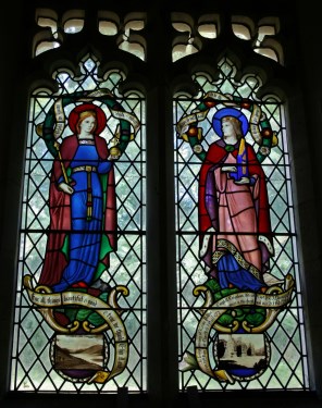 스코틀랜드의 성녀 마르가리타와 성녀 체칠리아_photo by Glen_in the Church of Holy Trinity in Crockham Hill_England.jpg